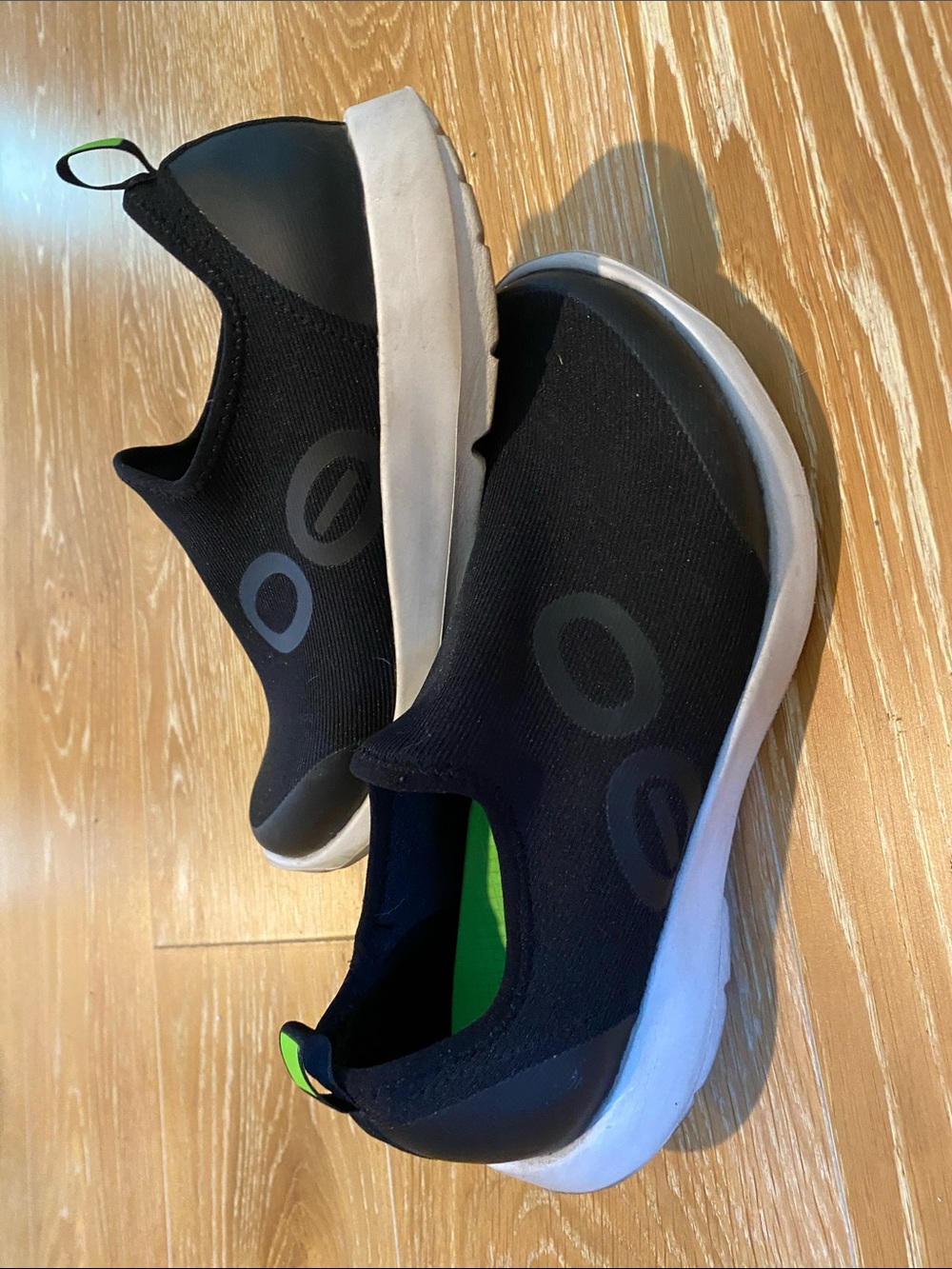 OOFOS Black Slip-On Women's Sneakers with White Sole. - Picture 4 of 4